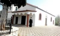 Το πλακόστρωτο της εκκλησίας και του σχολείου έγινε με δωρεά του συμπατριώτη μας Γεώργιου Π. Σπανού η οποία αποτελεί την μεγαλύτερη δωρεά που έγινε στο χωριό μας. Στην φωτογραφία ο πατήρ Γεώργιος λειτουργεί την εκκλησία απο το 1976