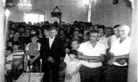 Χρυσοχωρίτες στην Θεία λειτουργία στην εκκλησία του Αγίου Γεωργίου της Παναγίας 1992
