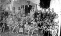 Τα παιδιά του δημοτικού σχολείου το 1953, με τον δάσκαλο τους Χούπα.
